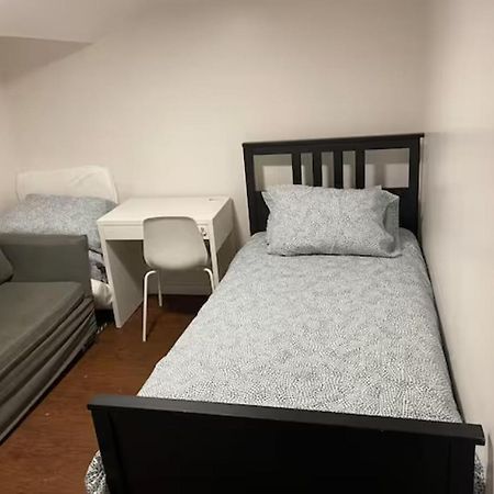 Basemewnt Room With Private Bathroom 36C Toronto Exterior photo
