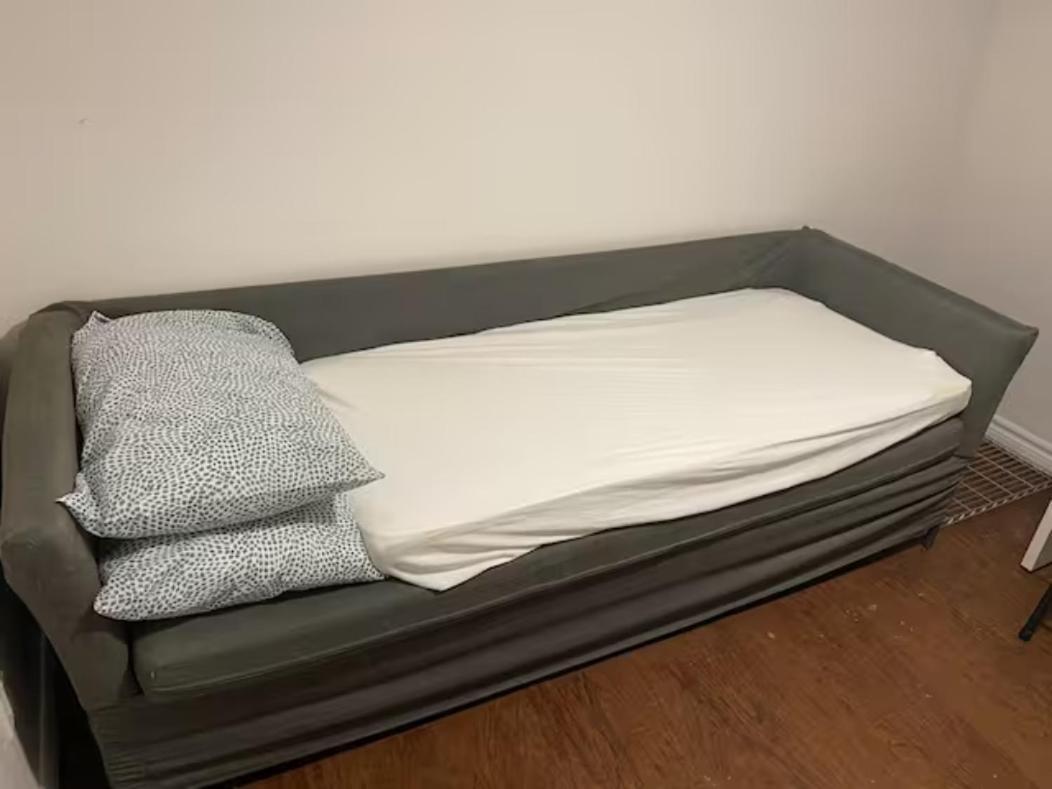Basemewnt Room With Private Bathroom 36C Toronto Exterior photo
